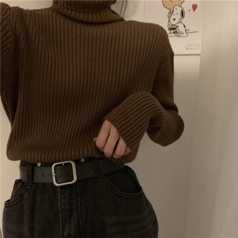 Dark Academia Outfit Sweater, Collared Sweater Outfit Aesthetic, Brown Crewneck Outfit Aesthetic, Dark Academia Jumper, Dark Fall Outfits Aesthetic, Dark Cozy Outfits, Brown Turtleneck Sweater Outfit, Dark Academia Outfit Jeans, Dark Fall Aesthetic Outfits