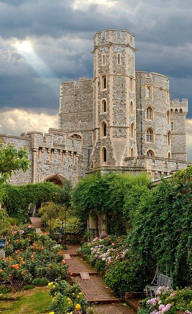 Windsor Castle (Rose Garden), Windsor, England--I came here years ago when I was in England and loved it.  Would love to see it again. Historic Gardens, Berkshire England, Big Pond, Castle England, Castle Pictures, Old Castle, Chateau Medieval, English Castles, Castle Mansion