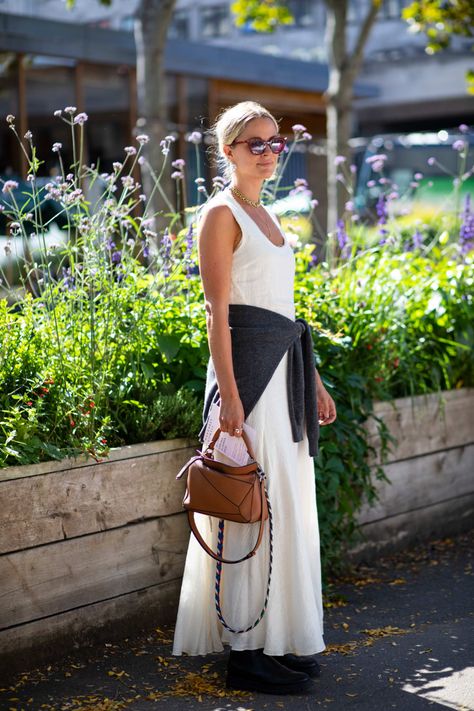 Designer Things, Tan Outfit, Loewe Puzzle Bag, Casually Chic, Loewe Puzzle, Street Style Bags, London Fashion Week Street Style, Fancy Things, Fashion Week Spring 2020