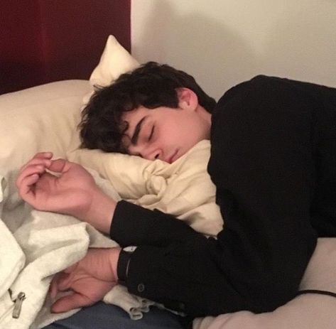 Aww sleepy angel 😇 Man Sleeping, Stile Harry Potter, Freddie Highmore, Robert Sheehan, Buku Harry Potter, Gilbert Blythe, Timmy T, Tumblr Boys, The Perfect Guy