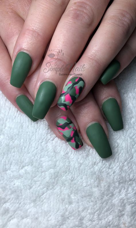 Handpainted nail art army print Nails Army Green And Pink Nails, Army Nails Design, Nail Art Army, Army Nails, Character Nails, Camo Nails, Army Colors, Army Print, Memorial Weekend