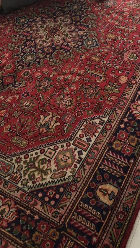 Old Rug Aesthetic, Red Persian Rug Aesthetic, Persian Rug Aesthetic, Persian Wallpaper, Middle Eastern Home Decor, Persian Aesthetic, Persian Rug Bedroom, Persian Rug Living Room, Persian Decor