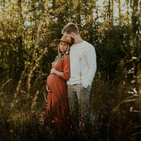 October Maternity Pictures Couple, Early Fall Maternity Photos, Maternity Photo Shoot Ideas Mountains, Fall Maternity Session, Midsize Maternity Photoshoot, Fall Outdoor Maternity Pictures, Maternity Nature Photoshoot, Maternity Photography Nature, Maternity Photography Woods