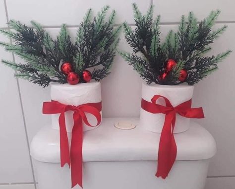 Bathroom Sink Christmas Decor, Bathroom Christmas Decor, Christmas Decor Ideas Bedroom, Pretty Christmas Decorations, Christmas Decorations Diy Crafts, Decor Ideas Bedroom, Christmas Apartment, Christmas Bathroom Decor, Christmas Bathroom