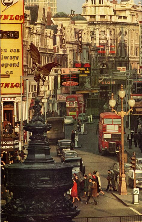 London_3a_Matou_en_Peluche 1960s London, Swinging London, London History, Piccadilly Circus, People Walking, London Transport, London Bus, London Town, Old London