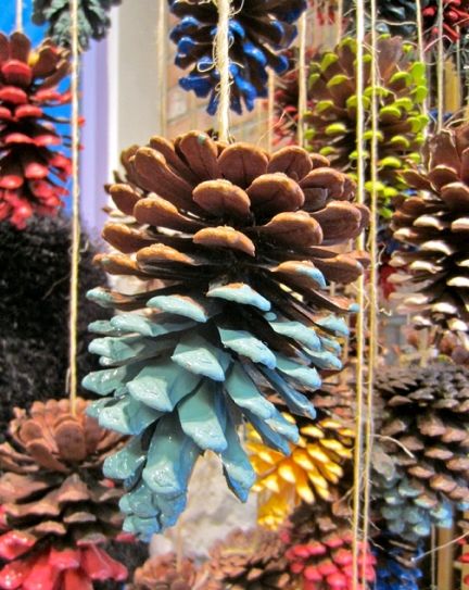 Creative ideas in crafts and upcycled, innovative, repurposed art and home decor. Christmas Pinecone Crafts, Dipped Pinecones, Winter Window Display, Autumn Window Display, Cone Ornaments, Pinecone Crafts Christmas, Pinecone Crafts, Holiday Window Display, Window Display Retail