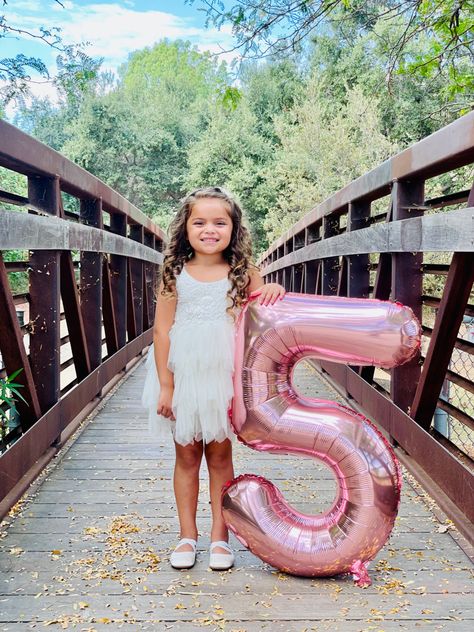 7 Year Photo Shoot, 5 Year Birthday Party Ideas Outdoor, Sixth Birthday Photoshoot Ideas, Diy 3rd Birthday Photo Shoot, 5 Year Picture Ideas, 4 Year Photoshoot, Birthday Photoshoot 5 Year, Five Year Old Photo Shoot Ideas, 5th Bday Photoshoot Ideas