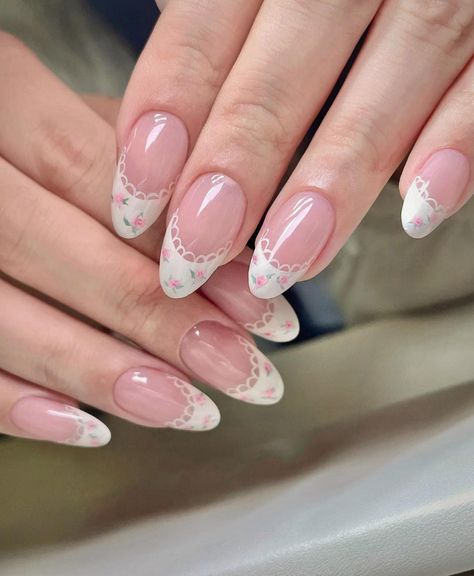 Flower Y2k Nails, Round Prom Nails, Pink And White Floral Nails, Lace French Nails, Flower Nails With French Tip, Gel Nails Designs Short, Pearlescent French Tip Nails, Girly Gel Nails, Pretty Nails French Tip