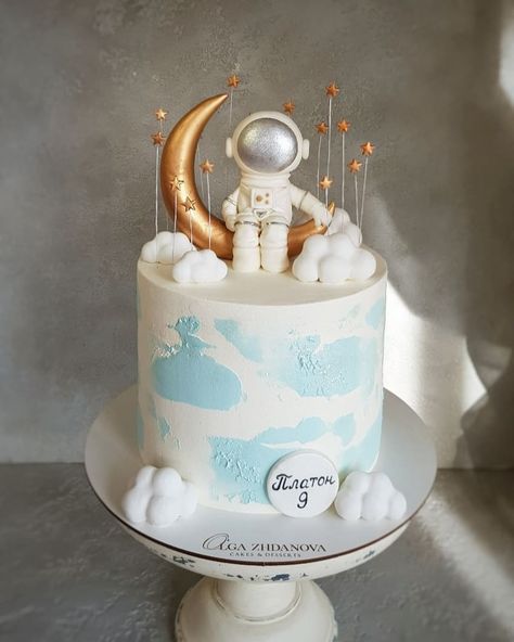 Торт с косионавтом Space Rocket Birthday Cake, Astronaut Cake Birthday, Space Theme Birthday Cake, Space Cake Ideas, Astronaut Birthday Cake, Outer Space Birthday Cake, Space Theme Cake, Space Birthday Cake, Astronaut Cake