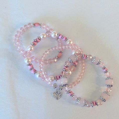 Pink Matching Bracelets, Cute Cheap Bracelets, Bracelet Making Inspiration, Beaded Bracelets Charms, Handmade Bracelets Aesthetic, Pretty Jewellery Bracelets, Pink Bead Bracelet Ideas, Bracelet Ideas Pink, Pink Bracelet Ideas