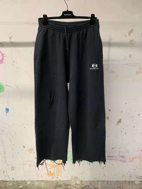 Balenciaga Sweatpants, Balenciaga Pants, Brand Ideas, Mens Outfit Inspiration, Clothing Brand, Balenciaga, Outfit Inspirations, Motion, Sweatpants