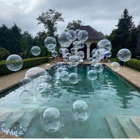 Ballons Pool Decoration, Balloons In Pool Wedding, Pool Party Reception Wedding Ideas, Pool Floating Balloons, Quinceañera Pool Party Ideas, Wedding Pool After Party, Clear Balloons In Pool, Decorate Pool For Wedding, Floating Pool Decorations Parties