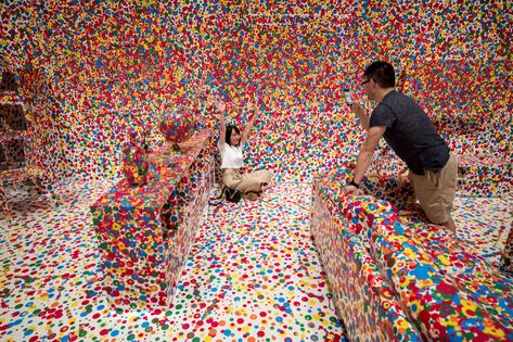 To Infinity and Beyond: Inside The Obliteration Room at the Cleveland Museum of Art Obliteration Room, Famous Artworks, Film Fashion, Surrealism Art, Famous Artwork, Cleveland Museum Of Art, Childhood Books, Yayoi Kusama, Art Japonais