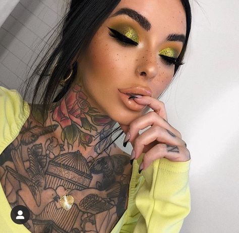 Olive Makeup, Green Eyeshadow Look, Make Up Designs, Green Smokey Eye, Beauty Killer, Fall Makeup Looks, Cool Makeup Looks, Green Makeup, Glam Makeup Look