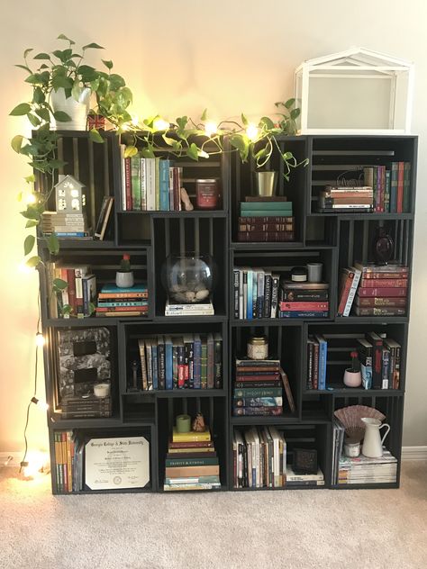 Apartment Bookcase Ideas, Renter Friendly Bookshelf, Unique Book Storage Ideas, Book Case Diy Ideas, Small Space Bookshelf Ideas, Diy Small Bookshelf, Cool Bookshelf Ideas, Crate Book Shelf, Book Shelf Ideas Aesthetic