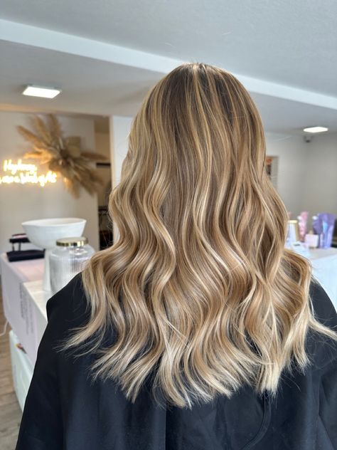 Balayage blonde Golden Hair Balayage, Oat Milk Blonde Hair, Warm Blonde Balayage On Brown Hair, Balayage Blond Beige, Dimensional Warm Blonde, Warm Blonde Hair Balayage, Warm Honey Blonde Hair Balayage, Homey Blonde, Caramel Blonde Hair Honey