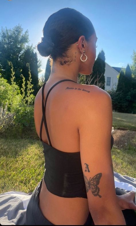 Woman With Tattoos, Small Girly Tattoos, Cute Hand Tattoos, Petite Tattoos, Spine Tattoos For Women, Tattoos For Black Skin, Pretty Tattoos For Women, Stylist Tattoos, Cute Tattoos For Women