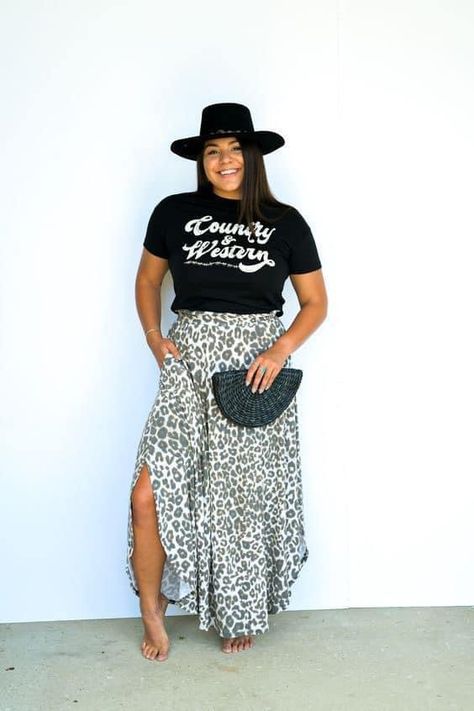 Maxi Skirt With Graphic Tee Outfit Plus Size, Plus Size Maxi Skirt Outfit Summer, Black Maxi Dress Western Outfit, Nashville Outfits Skirt, Skirt Tshirt Outfit Plus Size, Women’s Brunch Outfit, Plus Size High Waisted Skirt, Band Shirt With Skirt Outfit, Curvy Maxi Skirt Outfit