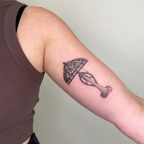 Tiffany Lamp Tattoo Black And White, Antique Lamp Tattoo, Tiffany Lamp Tattoo, Vintage Lamp Tattoo, Lamp Tattoo, Tattoo 2023, Tattoo Shading, Light Tattoo, Hand Carved Rubber