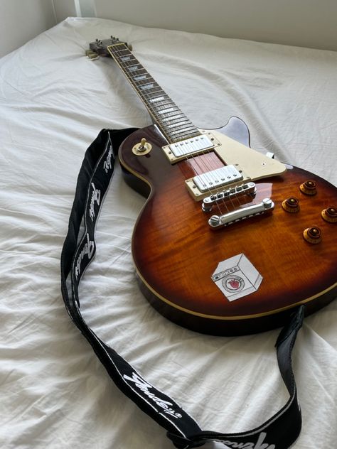 Les Paul Aesthetic, Grunge Guitar, Lp Guitar, Epiphone Electric Guitar, Rocker Boy, Guitar Obsession, Les Paul Guitars, Guitar Pics, Prs Guitar