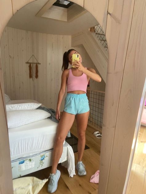 Colorful Sporty Outfits, Hoka Outfit Aesthetic, Cute Running Fits, White Hokas Outfit, Free People Shorts Outfit, Knee Fat Workout, Running Outfit Aesthetic, Hoka Outfit, College Baddie