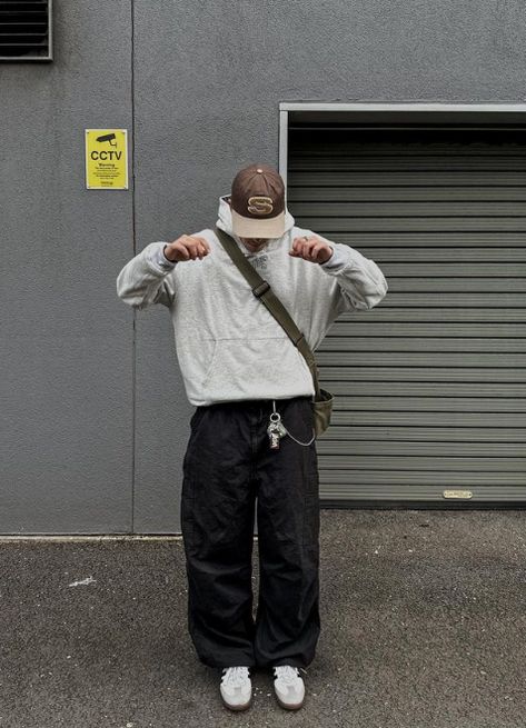 Gray Cargo Pants Outfit, Black Cargo Pants Outfit Men, Gray Hoodie Outfit, Black Cargo Pants Outfit, Parachute Pants Outfit, Cargo Pants Outfit Men, Cargo Outfit, Streetwear Outfit Ideas, Pants Outfit Men