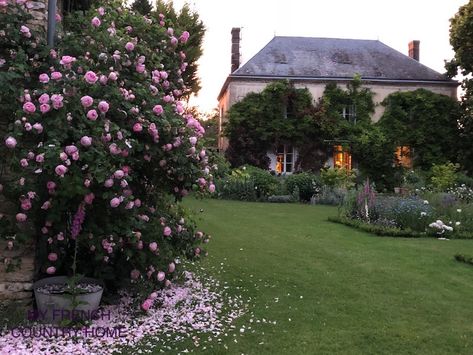 Country Garden Decor, My French Country Home, French Country Home, French Country Garden, Luxury Garden, Country Landscaping, French Cottage, French Garden, French Country House