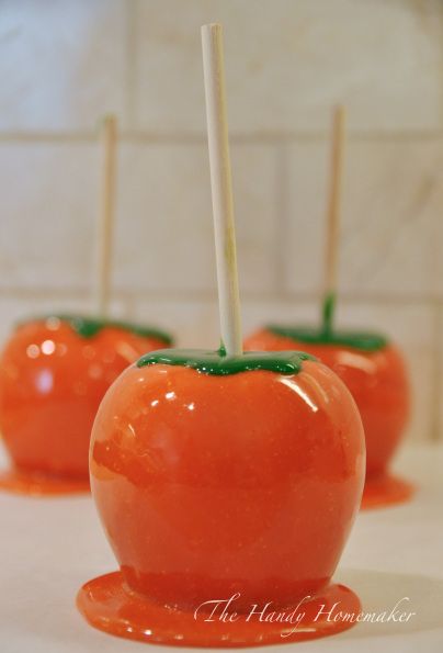 Orange Foods For Party, Flavored Caramels, Caramel Apple Recipe Easy, Orange Foods, Colored Candy Apples, Caramel Apple Recipe, Low Carb Flammkuchen, Caramel Apples Halloween, Halloween Candy Apples