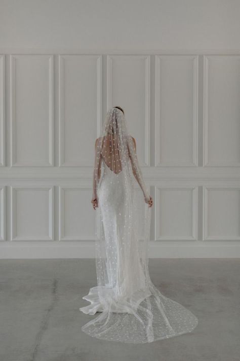 Minimal Veil Wedding, Mwl Bridal, Kendall Jenner Outfits Casual, Sleek Wedding Dress, Veil Ideas, Made With Love Bridal, Cathedral Length Veil, Wedding Party Outfits, Wedding Dress With Veil