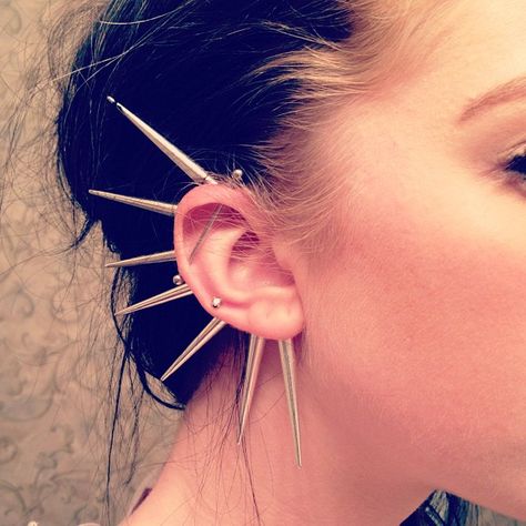 ear cuff I need this!! Modern Cyberpunk, Crazy Piercings, Piercing Men, Spike Ear Cuff, Earrings No Piercing, Spiked Jewelry, Double Ear Piercings, Aesthetic Accessories, Cool Ear Piercings