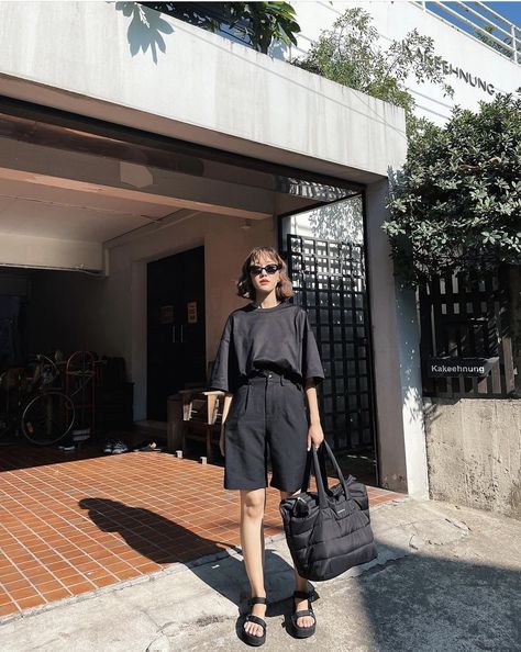 Long Black Shorts Outfit Summer, Korean Short Pants Outfit, Long Shorts Outfits, Style Long Shorts, Taiwanese Fashion, Black Shorts Outfit, Slytherin Fashion, Short Pants Outfit, Korean Summer Outfits