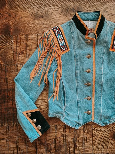 Recycled Denim Projects, Western Denim Jacket, Riding Skirt, Denim Diy Clothes, Diy Denim Jacket, Upcycle Clothes Diy, Looks Country, Diy Jacket, Denim Diy