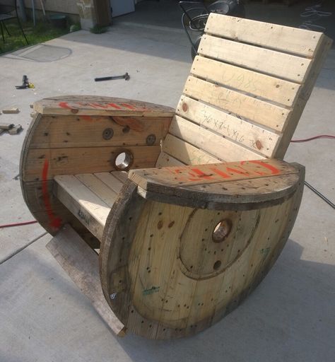 Rocking chair I made from cable reels.. Wooden spool idea. Very comfortable! Repurposed Spool Furniture, Spool Tables, Wood Spool, Wooden Spool, Into The Wood, Pallet Outdoor, Pallet Crafts, Wooden Spools, Diy Holz