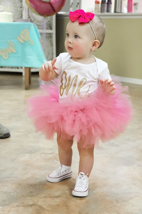 High Chair Photoshoot Posing Ideas, 1st Birthday Tutu Outfit, First Birthday Tutu Outfit, 1st Birthday Girl Outfit Ideas, 1st Birthday Outfit Ideas, 1st Birthday Picture Ideas, Diy First Birthday Photoshoot, 1 Year Birthday Photoshoot, One Year Old Birthday Party Girl