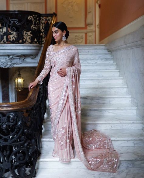 Reception Saree Look, Manish Malhotra Saree, Engagement Saree, Reception Saree, Designer Sarees Wedding, Fancy Sarees Party Wear, Traditional Indian Dress, Indian Fashion Saree, Saree Designs Party Wear