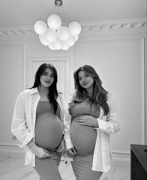 Pregnant Besties, Sister Maternity Pictures, Pregnant Women Outfits, Pregnant Best Friends, Sophia Turner, Dreamy Love, Bestie Aesthetic, Pretty Pregnant, Mommy Outfits