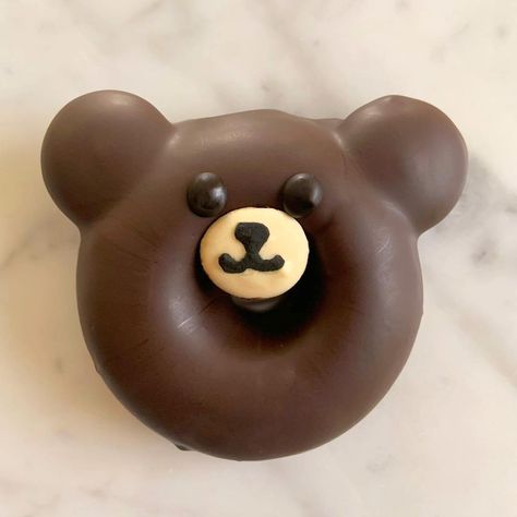 MINDBODY& rosé on Instagram: “Chocolate bear donut 🐻 the chocolate brown bear rendition of the polar bear donut! Next — the black bear and panda 🐼” Brown Baby Shower Ideas, Kawaii Baking, Bear Donut, Panda Donut, Donut Chocolate, Bear Food, Donut Decorating Ideas, Bear Recipes, Aesthetic Foods