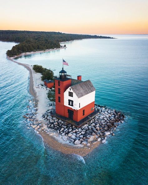 Mackinac Island, Michigan! 🇺🇸 It’s been a blast hiking, kayaking, and biking all over this awesome state the last… Hiawatha National Forest, Mackinac Island Michigan, Ecological House, Michigan Photography, Lake Huron, Aesthetic Picture, Mackinac Island, Cabin In The Woods, Pure Michigan