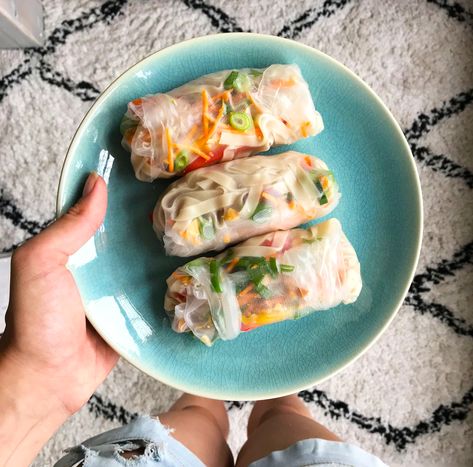 Dit zijn onze favoriete vullingen voor in springrolls - #FITGIRLCODE Party Food And Drinks, Lunch Recipes Healthy, Healthy Clean Eating, Asian Cooking, Savory Snacks, Spring Rolls, Vegan Snacks, Delicious Healthy Recipes, Clean Recipes