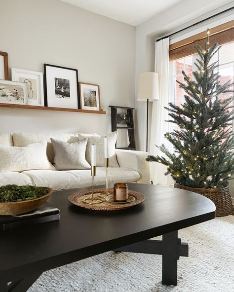 Natural, neutral christmas decor. Cozy Christmas Interior, Modern Christmas Living Room, Decoration Ideas For Christmas, Living Room Decoration Ideas, Interior Poster, Cozy Christmas Living Room, Room Decoration Ideas, Christmas Instagram, Boho Chic Living Room