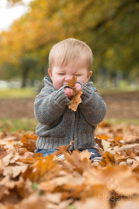 Professional Family Photos, Fall Baby Photos, Fall Photo Props, Fall Baby Pictures, Autumn Family Photography, Toddler Pictures, Winter Family Photos, Fall Family Pictures, Baby Poses