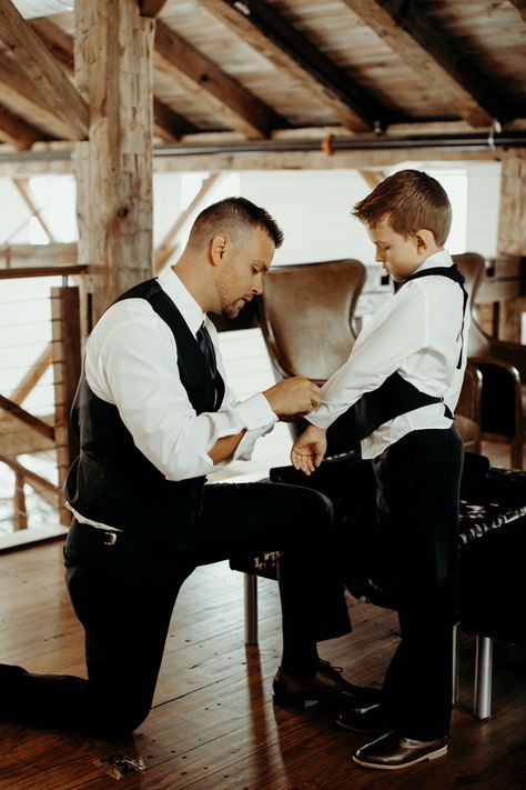 Wedding photography ideas for father and son Groom Stands Out From Groomsmen, Getting Ready Groomsmen Photos, Men Getting Ready Wedding Photos, Groom With Son Pictures, Groom And Sons Wedding Pictures, Mother And Son Wedding Photos, Father And Son Getting Ready Wedding, Groomsman Getting Ready, Wedding Photos With Son