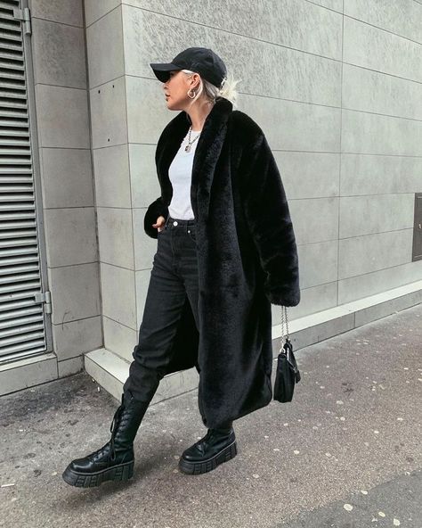 Long Black Fur Coat, Black Fur Coat Outfit, Classic Winter Outfits, Fur Coat Street Style, Faux Fur Coats Outfit, Winter Outfits For Men, Coat Outfit Casual, Oversized Faux Fur Coat, Fur Coat Outfit