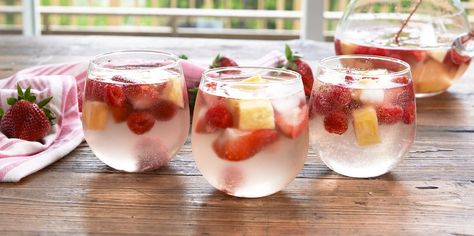 Best Moscato Sangria Recipe - How To Make Moscato Sangria Moscato Sangria Recipes, Thanksgiving Sangria, Moscato Sangria, Fall Sangria Recipes, White Wine Sangria Recipe, Easy Sangria Recipes, Apple Sangria, Mocktail Drinks, White Wine Sangria