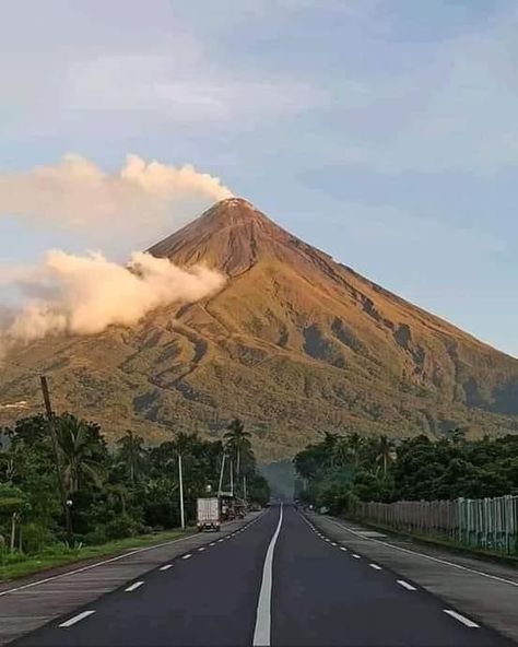 Irl Wallpapers, Province Life, Albay Philippines, Bicol Region, Mayon Volcano, Continent Of Asia, Philippine Mythology, Scenery Background, Travel Company