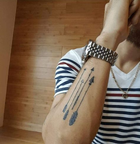 Herren Hand Tattoos, Tattoo Homme, Band Tattoos For Men, Tattoo Band, Arrow Tattoo Design, Forearm Band Tattoos, Small Forearm Tattoos, Band Tattoo Designs, Wrist Tattoos For Guys