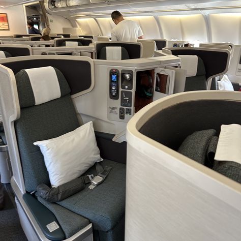 Business Class Travel, Business Class Flights, Business Class Seats, Business Class Flight, First Class Flights, Vision Book, Ssc Cgl, Cathay Pacific, Travel Vibes