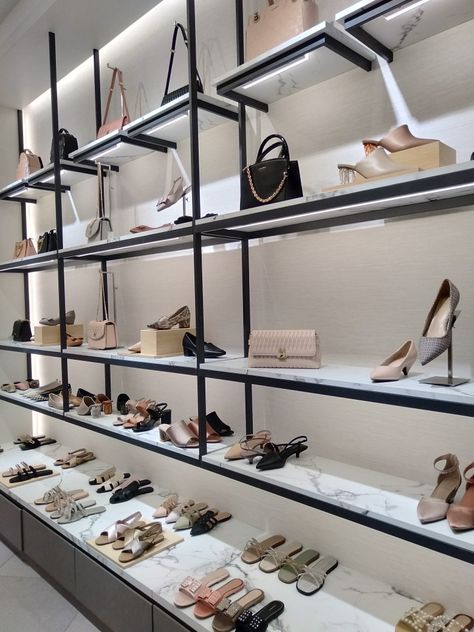 Boutique Store Displays, Purse Display, Shoe Store Design, Clothes Shelves, Handbag Display, Handbag Boutique, Luxury Closets Design, Store Layout, Store Interiors