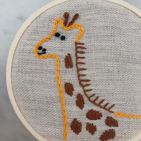 Embroidered Animals Simple, Cross Stitch Giraffe, Embroidery Giraffe Pattern, Safari Embroidery Hoop, Hand Embroidered Giraffe, Giraffe Embroidery, Embroidered Giraffe, Hand Embroidery, Coin Purse