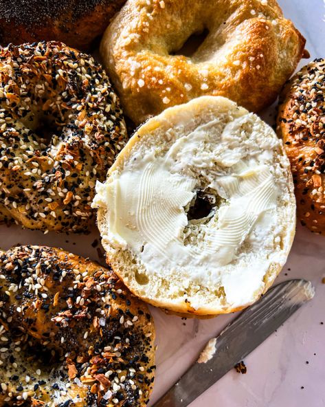 Quick and easy whole wheat bagels - another healthy recipe by Familicious Whole Wheat Greek Yogurt Bagels, Sourdough Whole Wheat Bagels, Whole Wheat Bagel Recipe, Whole Wheat Flour Recipes, Farina Recipe, Whole Wheat Recipes, Whole Wheat Bagels, Bagel Calories, Wheat Flour Recipes